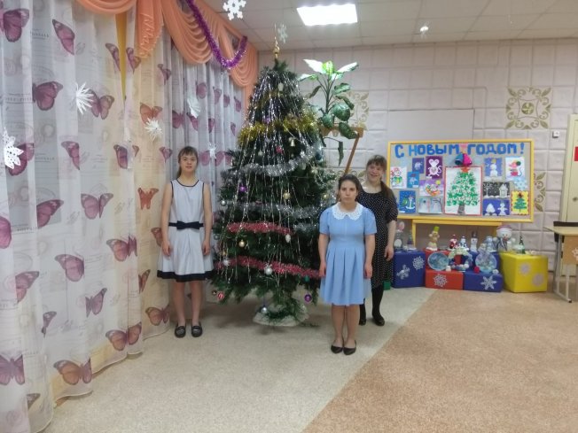 В Челябинском детском доме было проведено развлекательное мероприятие: "Забавы у новогодней елки".