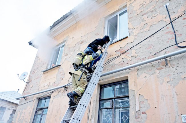 Специалисты МЧС России продемонстрировали основные правила спасения при пожаре в многоэтажке